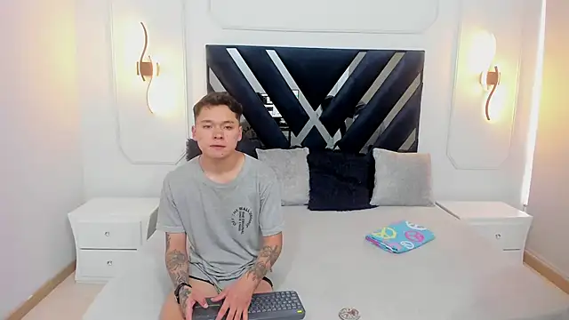 AnnieAndLeandro online show from November 13, 7:57 pm