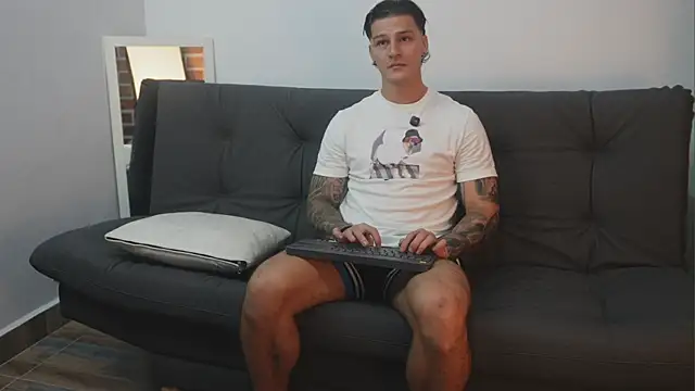 Snapshot of Dominick_walker chatting on October 31, 11:39 pm Dominick walker online show from October 31, 11:39 pm