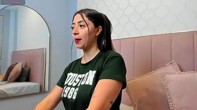 Snapshot of JuliethCruz_ chatting on May 6, 6:13 pm JuliethCruz online show from May 6, 6:13 pm
