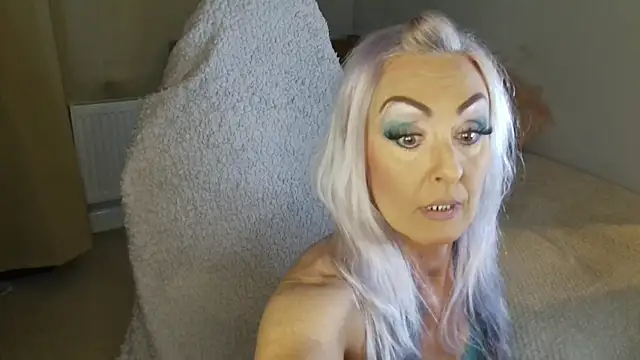 Snapshot of TheOGMiaMystique chatting on December 20, 7:32 pm TheOGMiaMystique online show from December 20, 7:32 pm