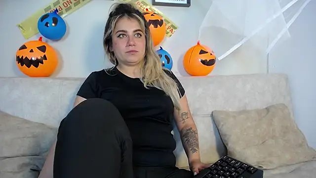 Snapshot of Sweet_Bella_Valery chatting on October 30, 10:10 pm Sweet Bella Valery online show from October 30, 10:10 pm