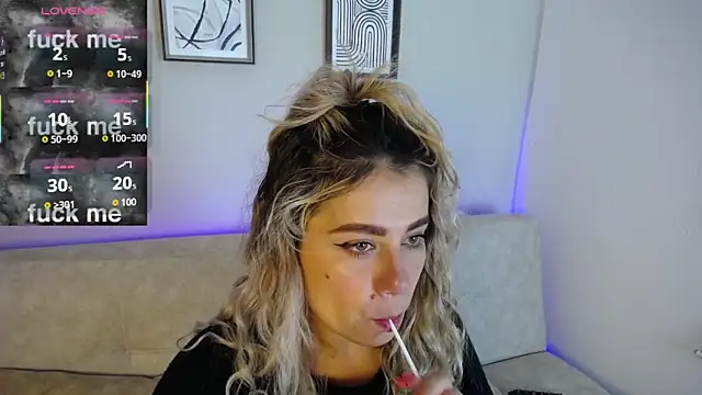 Snapshot of Sweet_Bella_Valery chatting on November 6, 9:59 pm Sweet Bella Valery online show from November 6, 9:59 pm