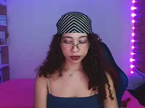 Snapshot of Medussa3033 chatting on December 14, 3:23 am Medussa3033 online show from December 14, 3:23 am