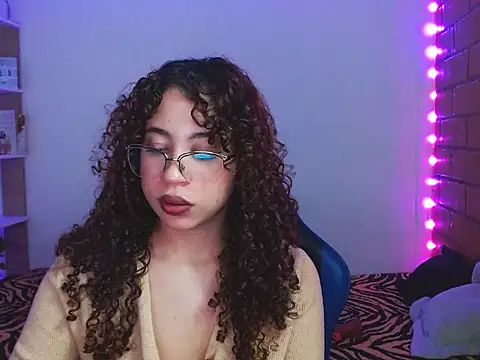 Snapshot of Medussa3033 chatting on December 21, 3:35 am Medussa3033 online show from December 21, 3:35 am