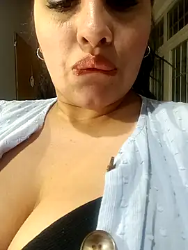 Snapshot of Sexylips200 chatting on October 19, 7:09 am Sexylips200 online show from October 19, 7:09 am