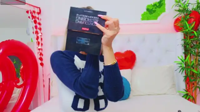 Snapshot of AriannaSins chatting on February 14, 1:40 pm AriannaSins online show from February 14, 1:40 pm