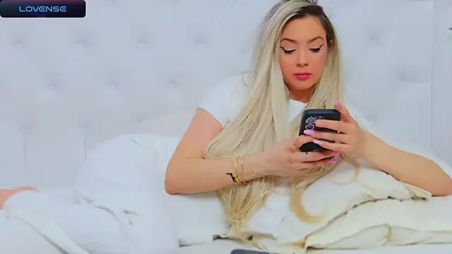 Snapshot of AriannaSins chatting on February 24, 4:15 pm AriannaSins online show from February 24, 4:15 pm