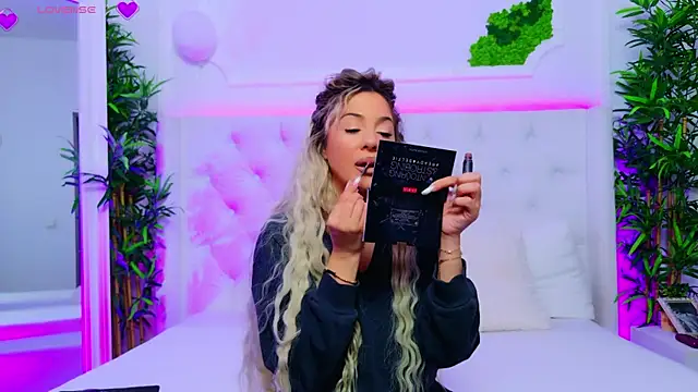 Snapshot of AriannaSins chatting on November 4, 1:32 pm AriannaSins online show from November 4, 1:32 pm