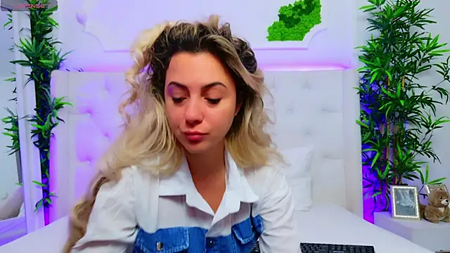 Snapshot of AriannaSins chatting on November 14, 1:32 pm AriannaSins online show from November 14, 1:32 pm