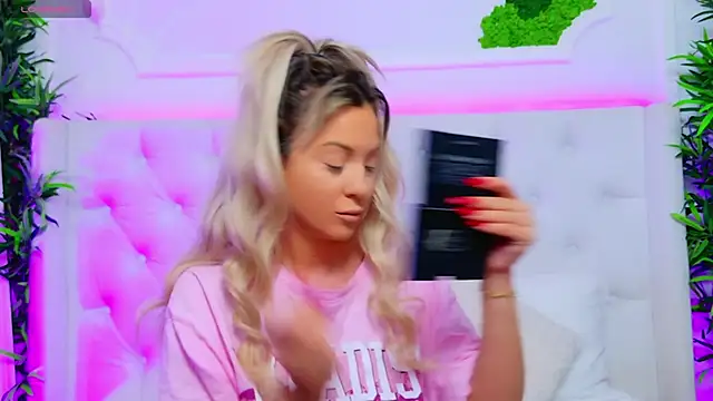 Snapshot of AriannaSins chatting on November 17, 1:06 pm AriannaSins online show from November 17, 1:06 pm