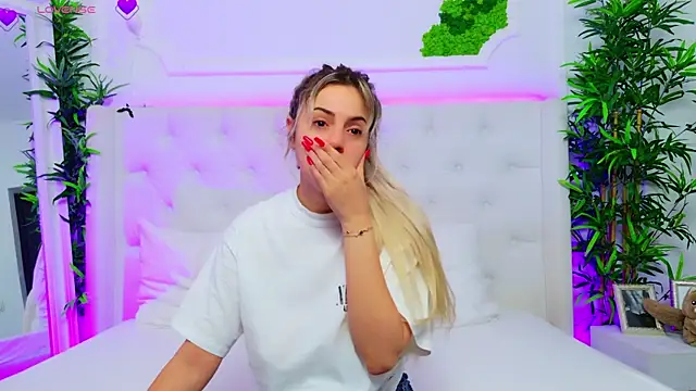 Snapshot of AriannaSins chatting on November 21, 1:32 pm AriannaSins online show from November 21, 1:32 pm