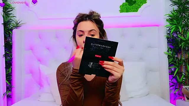 Snapshot of AriannaSins chatting on December 3, 1:20 pm AriannaSins online show from December 3, 1:20 pm