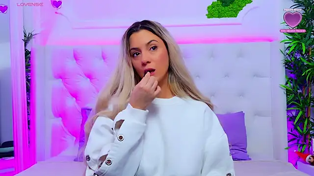 Snapshot of AriannaSins chatting on December 19, 2:35 pm AriannaSins online show from December 19, 2:35 pm