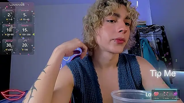 Snapshot of Lyric_Mirage chatting on November 12, 9:03 pm Lyric Mirage online show from November 12, 9:03 pm