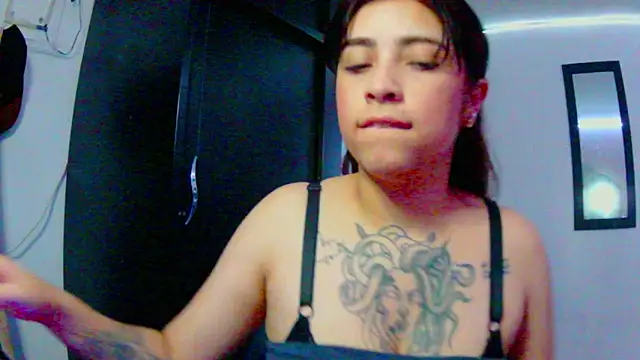 Snapshot of adri_gomez1 chatting on November 12, 6:25 am adri gomez1 online show from November 12, 6:25 am