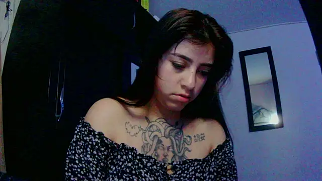 Snapshot of adri_gomez1 chatting on November 21, 7:29 am adri gomez1 online show from November 21, 7:29 am