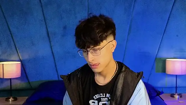 Aaron Eze online show from November 26, 10:22 pm