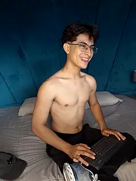 Aaron Eze online show from February 10, 8:13 pm