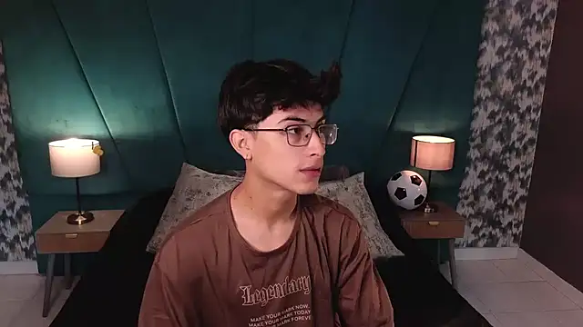 Aaron Eze online show from June 13, 12:58 pm
