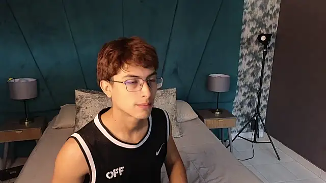 Snapshot of Aaron_Eze chatting on July 17, 12:56 pm Aaron Eze online show from July 17, 12:56 pm