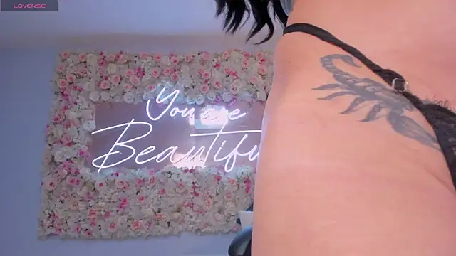 Snapshot of MeganCross1 chatting on November 15, 4:43 am MeganCross1 online show from November 15, 4:43 am