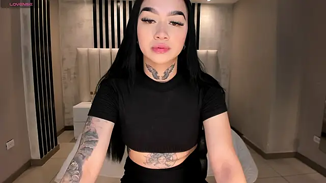 Snapshot of MeganCross1 chatting on November 23, 11:37 pm MeganCross1 online show from November 23, 11:37 pm