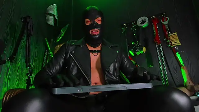 Snapshot of Master_Connor_BDSM chatting on July 15, 10:04 pm Master Connor BDSM online show from July 15, 10:04 pm