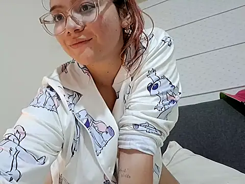 Snapshot of Red_Lola_ chatting on October 19, 4:46 am Red Lola online show from October 19, 4:46 am