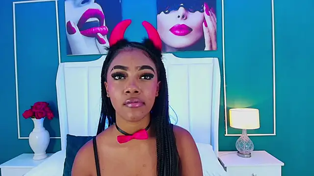 Snapshot of EmmaCourth chatting on November 24, 8:19 pm EmmaCourth online show from November 24, 8:19 pm