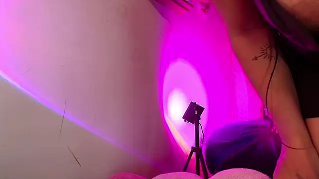 Snapshot of Lunaira_Deep chatting on August 1, 12:32 am Lunaira Deep online show from August 1, 12:32 am