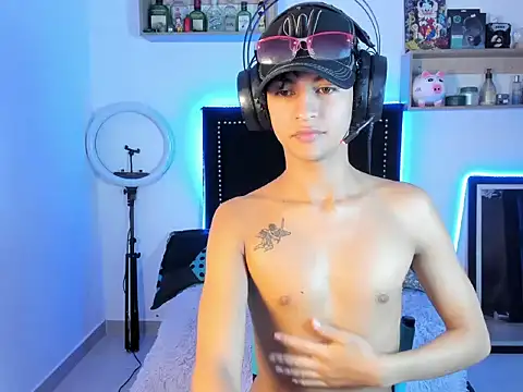 Snapshot of Alejo_Desire chatting on November 18, 11:15 pm Alejo Desire online show from November 18, 11:15 pm