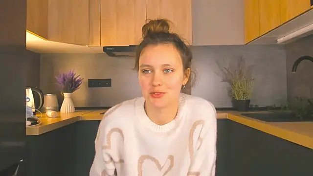 Snapshot of FoxFever chatting on December 3, 6:32 am FoxFever online show from December 3, 6:32 am