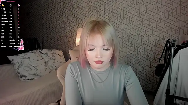 Snapshot of NayaValen chatting on January 10, 3:41 am NayaValen online show from January 10, 3:41 am