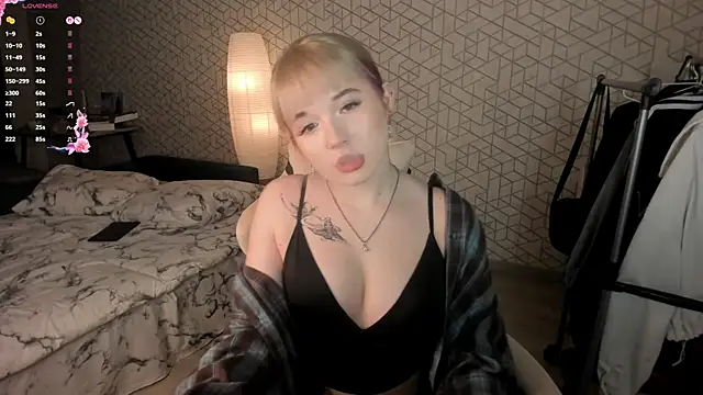 Snapshot of NayaValen chatting on February 7, 3:43 am NayaValen online show from February 7, 3:43 am