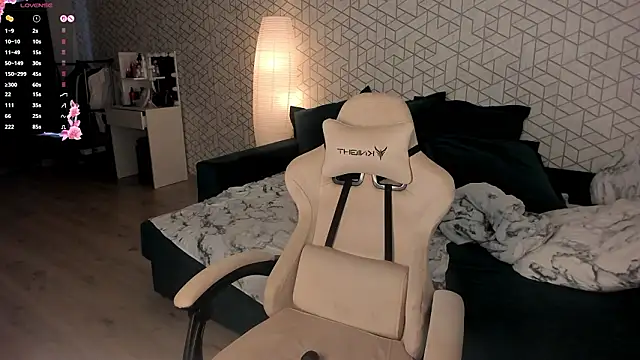 Snapshot of NayaValen chatting on March 17, 3:33 am NayaValen online show from March 17, 3:33 am