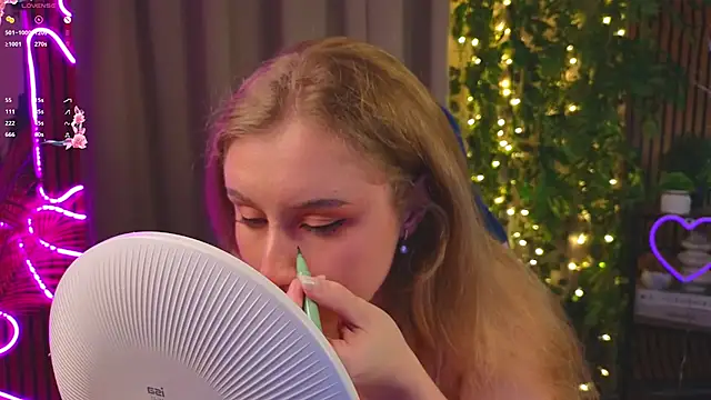 Snapshot of PriscillaPowell chatting on December 19, 9:33 pm PriscillaPowell online show from December 19, 9:33 pm