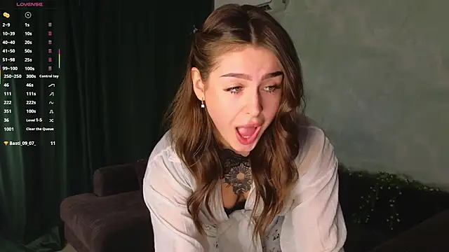 Snapshot of TinyMollys chatting on October 29, 3:36 pm TinyMollys online show from October 29, 3:36 pm