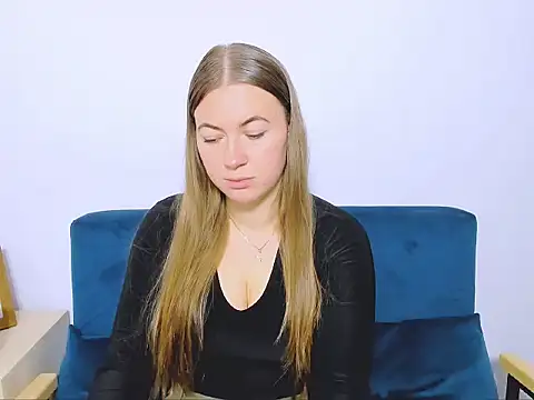 Snapshot of LeaNaughty chatting on November 18, 2:43 pm LeaNaughty online show from November 18, 2:43 pm