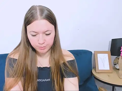 Snapshot of LeaNaughty chatting on December 5, 10:24 am LeaNaughty online show from December 5, 10:24 am