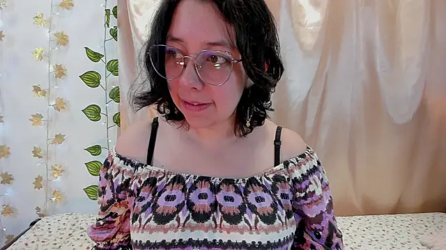 Snapshot of Milie_yue chatting on November 27, 2:08 pm Milie yue online show from November 27, 2:08 pm