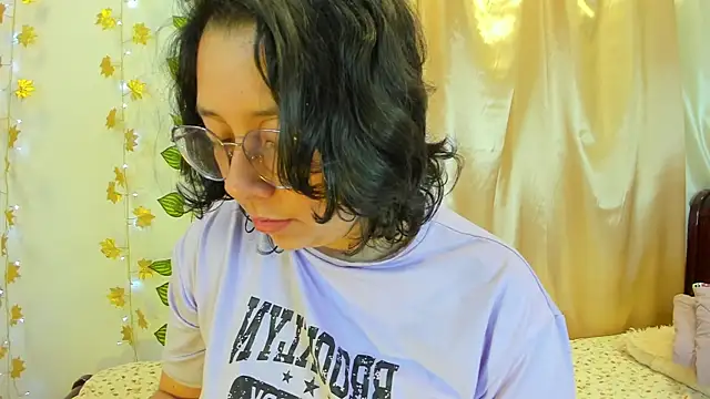 Snapshot of Milie_yue chatting on December 5, 2:03 pm Milie yue online show from December 5, 2:03 pm