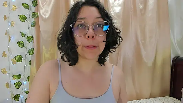 Snapshot of Milie_yue chatting on December 15, 1:59 pm Milie yue online show from December 15, 1:59 pm