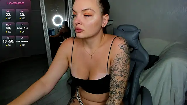 Snapshot of LeyaKale chatting on October 25, 1:35 am LeyaKale online show from October 25, 1:35 am