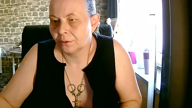 Snapshot of Diamond_Bite chatting on October 18, 1:34 pm Diamond Bite online show from October 18, 1:34 pm