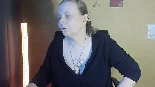 Snapshot of Diamond_Bite chatting on November 9, 7:17 am Diamond Bite online show from November 9, 7:17 am