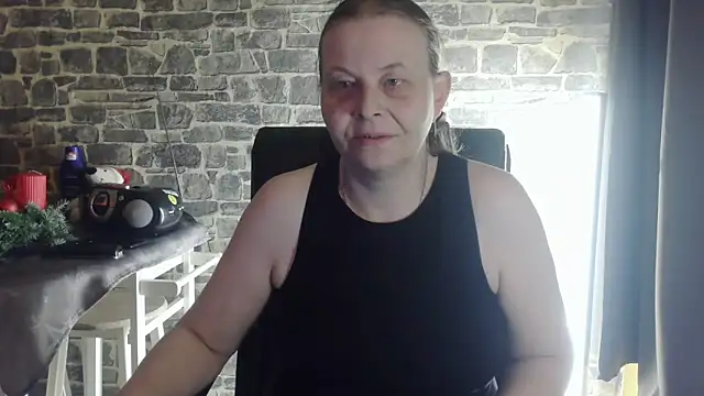 Snapshot of Diamond_Bite chatting on November 28, 4:31 pm Diamond Bite online show from November 28, 4:31 pm