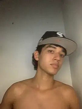 Snapshot of Alex_king17 chatting on April 21, 10:12 pm Alex king17 online show from April 21, 10:12 pm