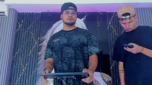 Snapshot of handsome_boys22 chatting on November 17, 12:44 pm handsome boys22 online show from November 17, 12:44 pm