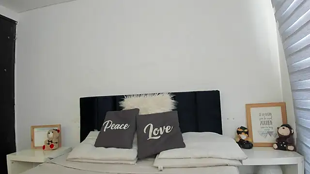 melanie roux   online show from July 8, 12:20 pm