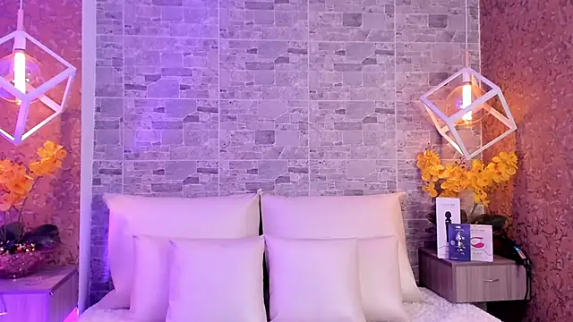 Snapshot of Catalina-Thompson chatting on November 11, 12:05 pm Catalina-Thompson online show from November 11, 12:05 pm